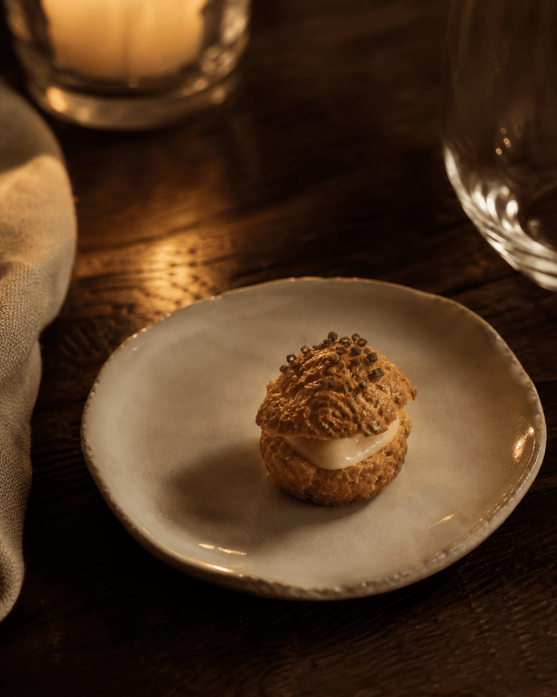 Gougère mit Comté-Creme und Schnittlauch im Kerzenlicht